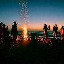 Fogata nocturna en la playa de Punta Astillero