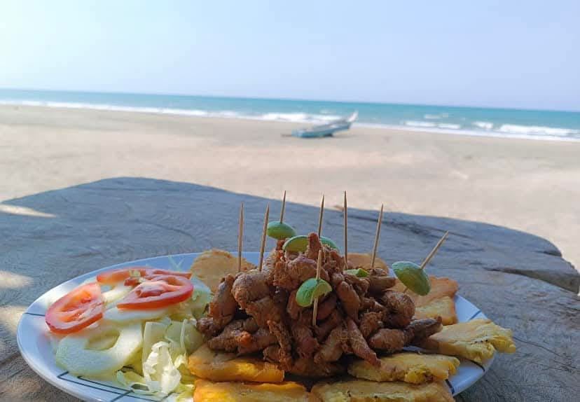 Gastronomía típica frente al mar en Punta Astillero