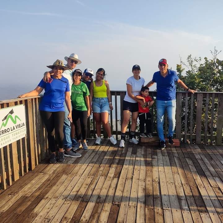 Grupo de viajeros en el mirador del Cerro de la Vieja
