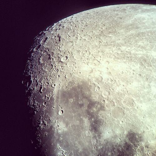 La luna vista con telescopio desde el mirador