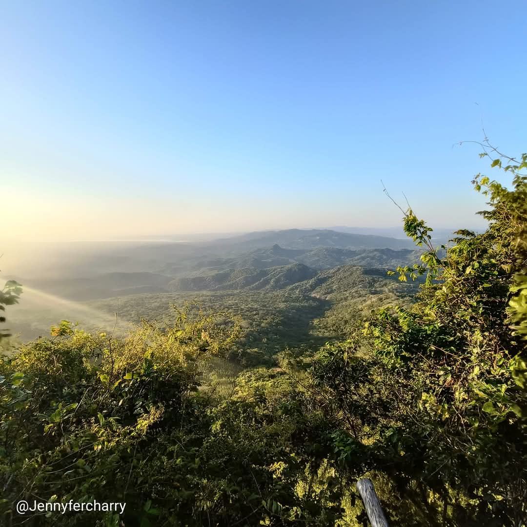 Vista panorámica del bosque seco tropical desde el mirador del Cerro de la Vieja, Piojó