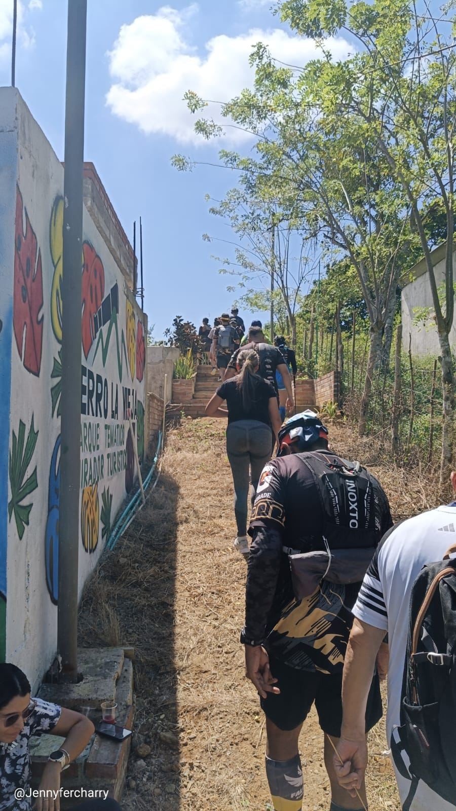 Grupo recorriendo el sendero de la Palma Amarga en Piojó